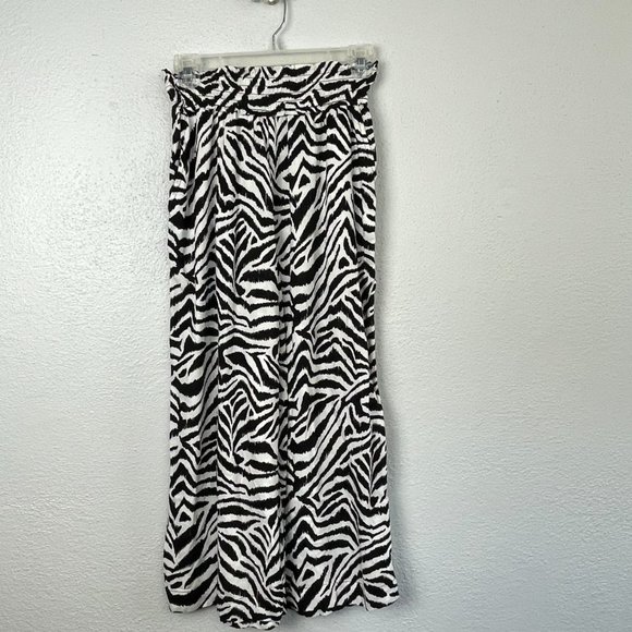 Jessica Simpson Senna Cropped Beach Pant in Etched Zebra - Picture 2 of 6